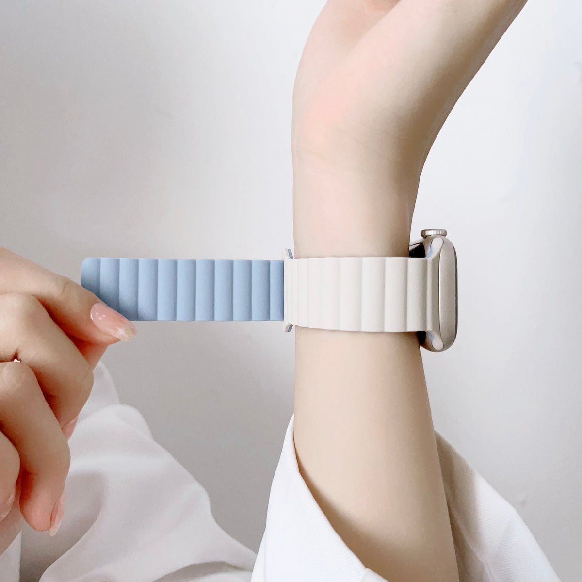 Silicone Loop Strap for Apple Watch 8 Ultra 7 6 SE 5 4 3 Magnetic Buckle Bracelets for iWatch Band 49mm 42/44/45mm 38/40/41mm